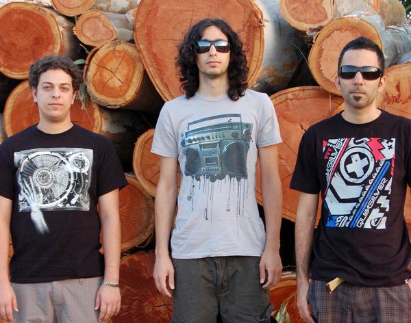 Sesto Sento group photograph containing Aviram Saharai and Itai Spector, the two members of Ferbi Boys.