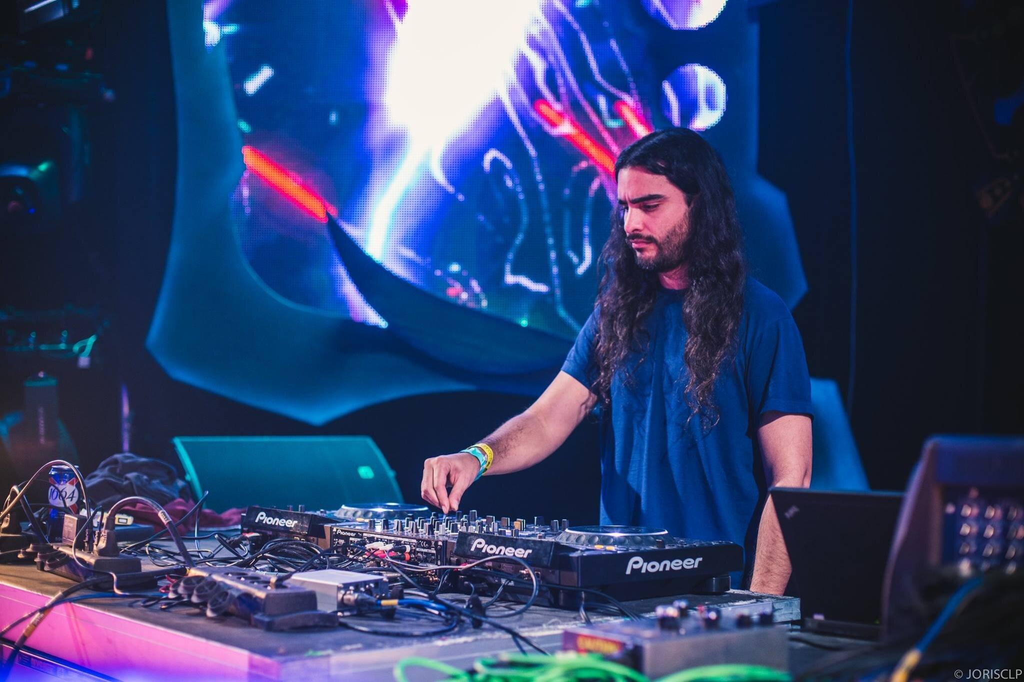 Kashyyyk performing live; he co-founded Frequency Navigators with Audiopathik.